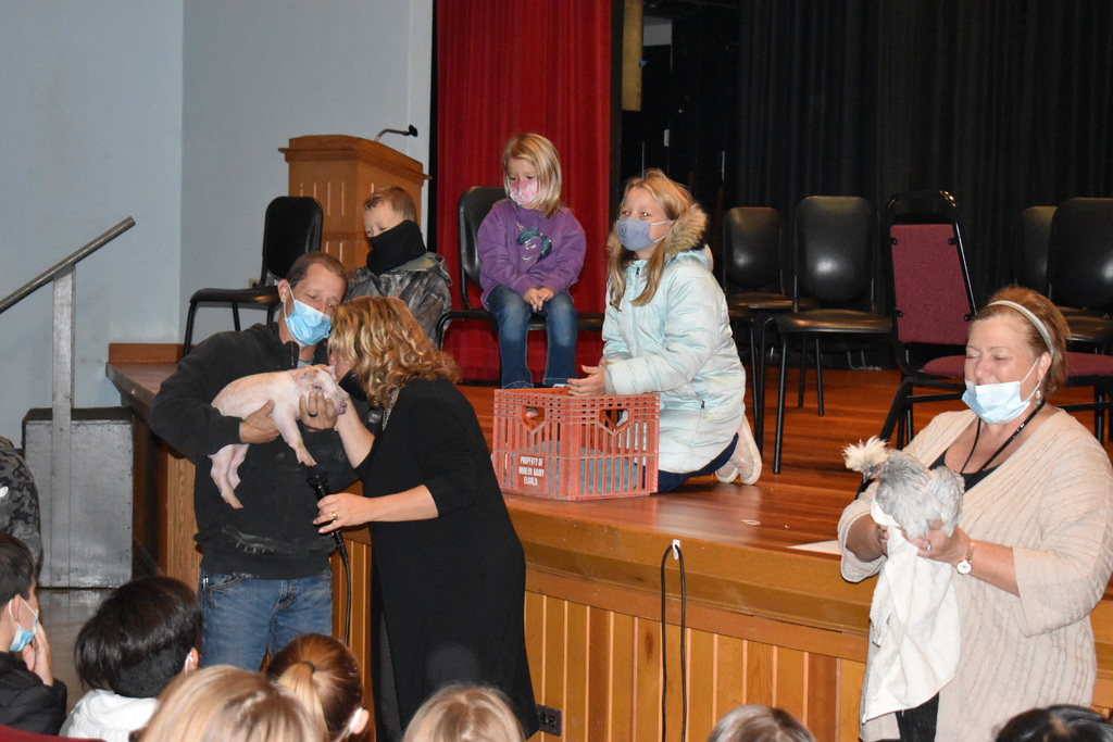 Mrs. Schermerhorn kisses a pig!